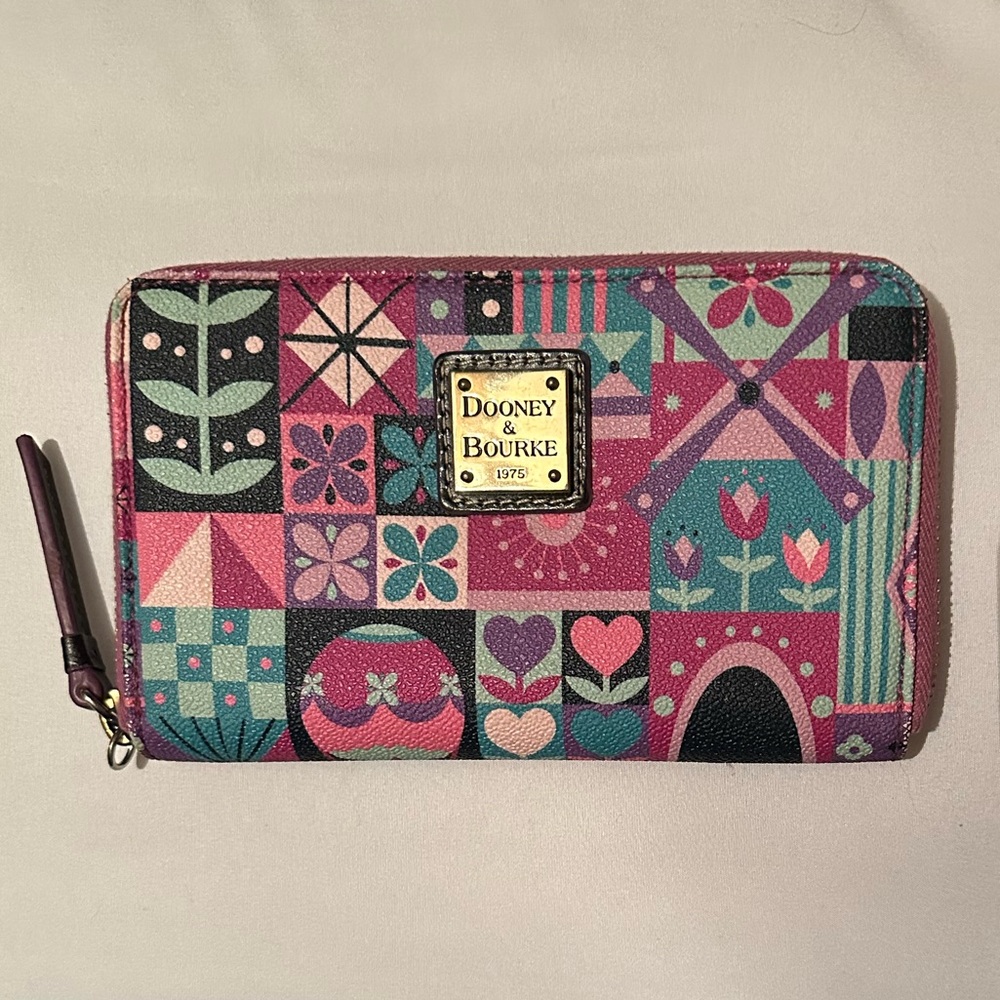 ✨Dooney & Bourke Disney It’s A Small World Wallet